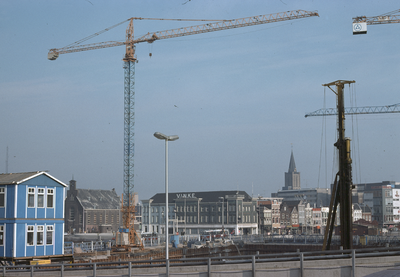 803002 Afbeelding van de bouwkraan van het in aanbouw zijnde Gildenkwartier van het kantoor- en winkelcentrum Hoog ...